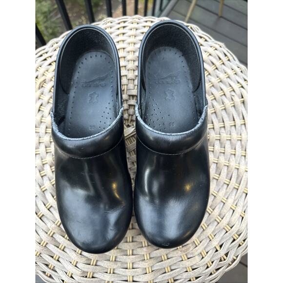 Dansko Women’s 38 US 7 Clogs Black Leather Shoes Slip On Comfort Arch Support - Picture 3 of 15